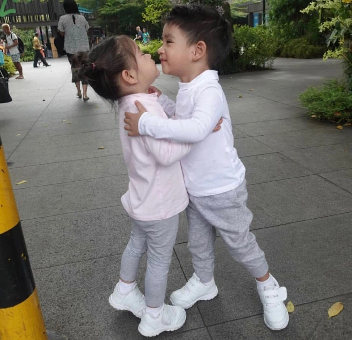 10 ภาพ น้องอลิน-อลัน สองพี่น้องยิ่งโตยิ่งน่ารักน่าเอ็นดูที่สุด