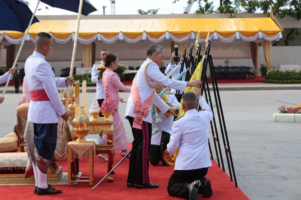 สมเด็จพระเจ้าอยู่หัวเสด็จทรงวางพวงมาลาวันปิยะมหาราช