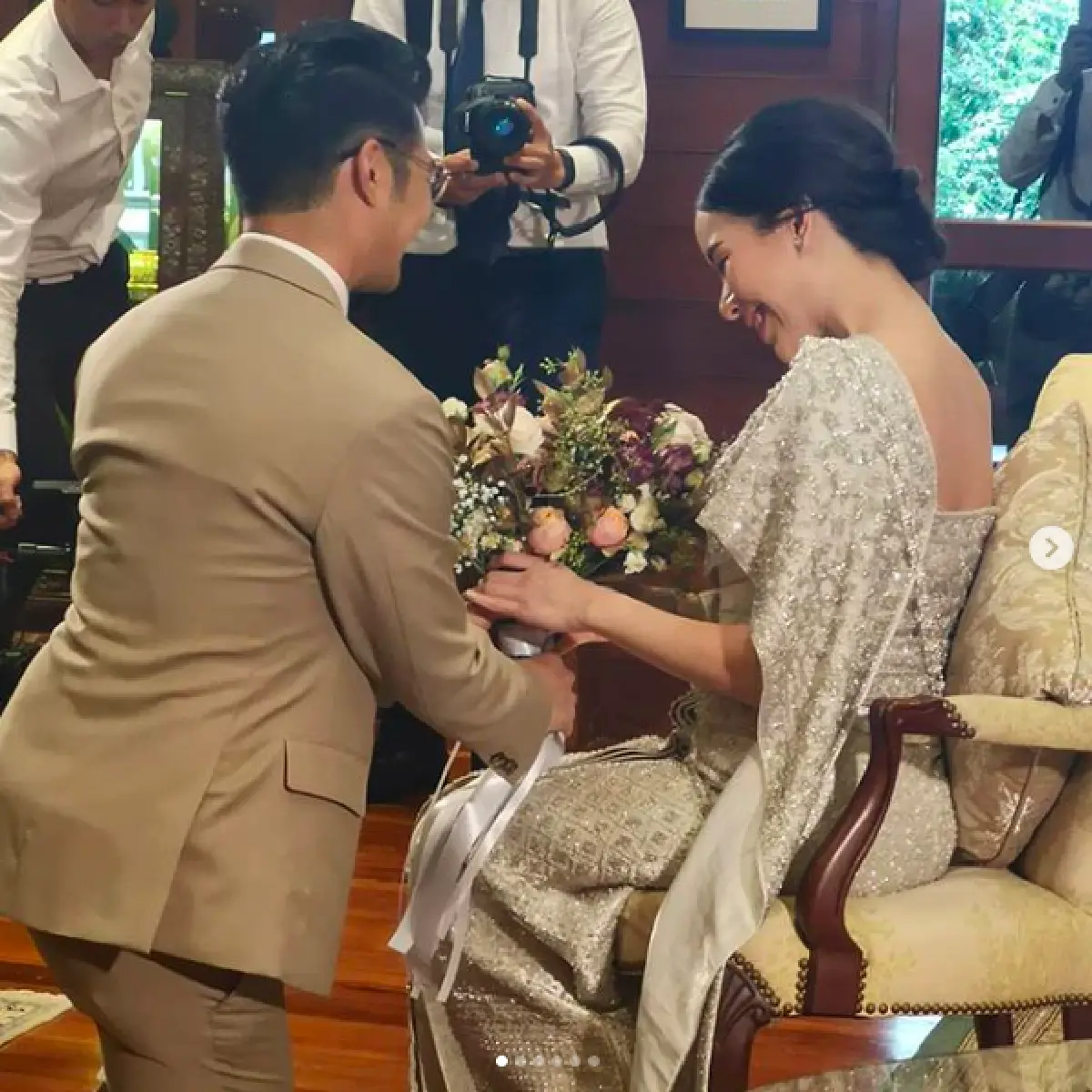 ชื่นมื่น! “เนม”ยกขันหมากสู่ขอ “ป้อ” ตามแบบพิธีไทย ในธีมสีทอง