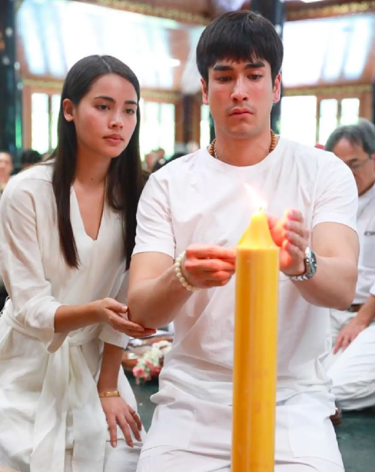 อิ่มบุญ อิ่มใจ “ณเดชน์-ญาญ่า” พร้อมคุณแม่ทั้ง2 ทำบุญร่วมชาติถวายอาหารเพล-ปล่อยนกอย่างอบอุ่น