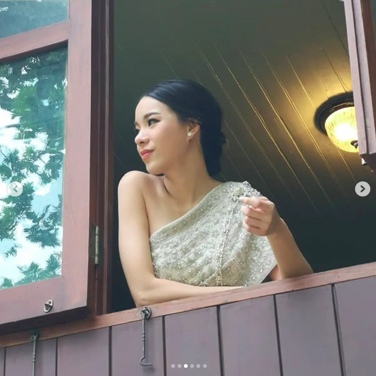 ชื่นมื่น! “เนม”ยกขันหมากสู่ขอ “ป้อ” ตามแบบพิธีไทย ในธีมสีทอง