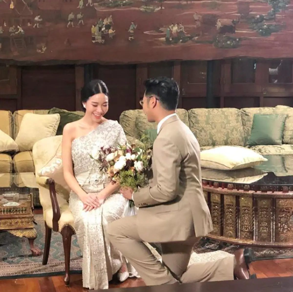 ชื่นมื่น! “เนม”ยกขันหมากสู่ขอ “ป้อ” ตามแบบพิธีไทย ในธีมสีทอง