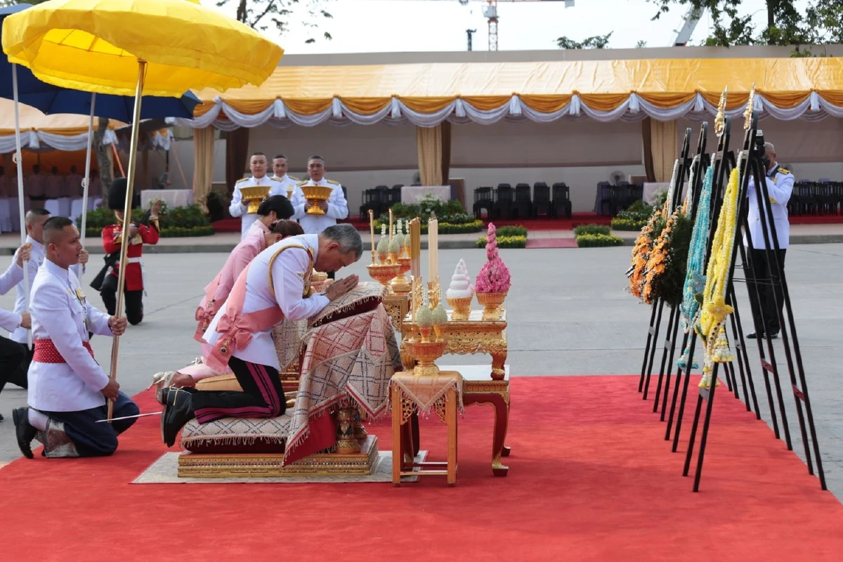 สมเด็จพระเจ้าอยู่หัวเสด็จทรงวางพวงมาลาวันปิยะมหาราช