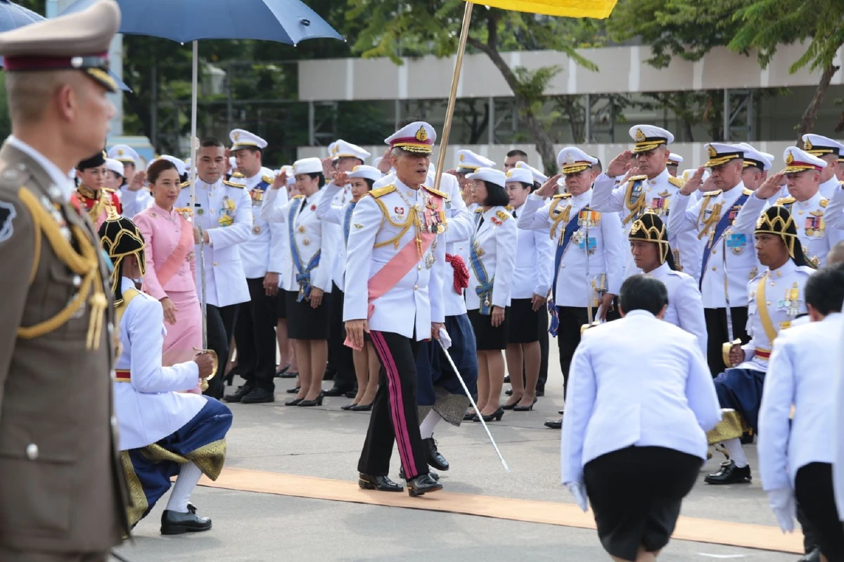สมเด็จพระเจ้าอยู่หัวเสด็จทรงวางพวงมาลาวันปิยะมหาราช