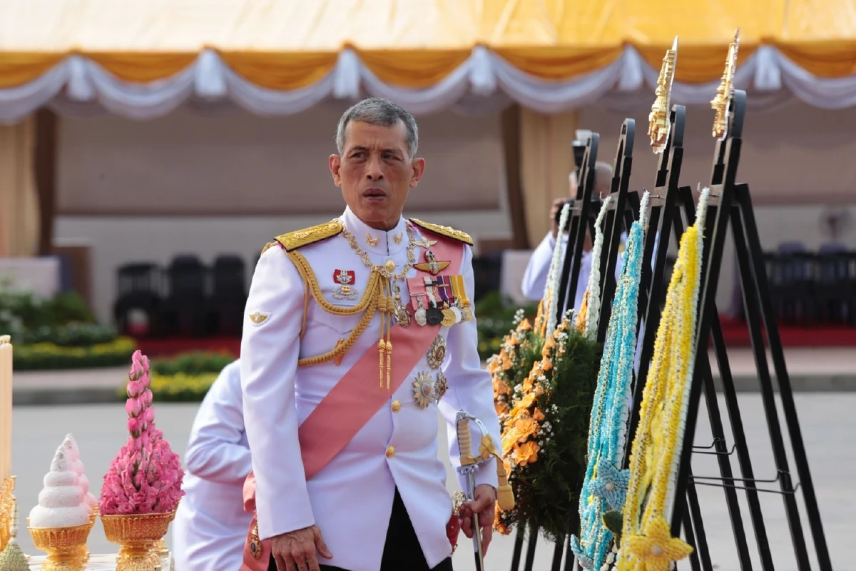 สมเด็จพระเจ้าอยู่หัวเสด็จทรงวางพวงมาลาวันปิยะมหาราช