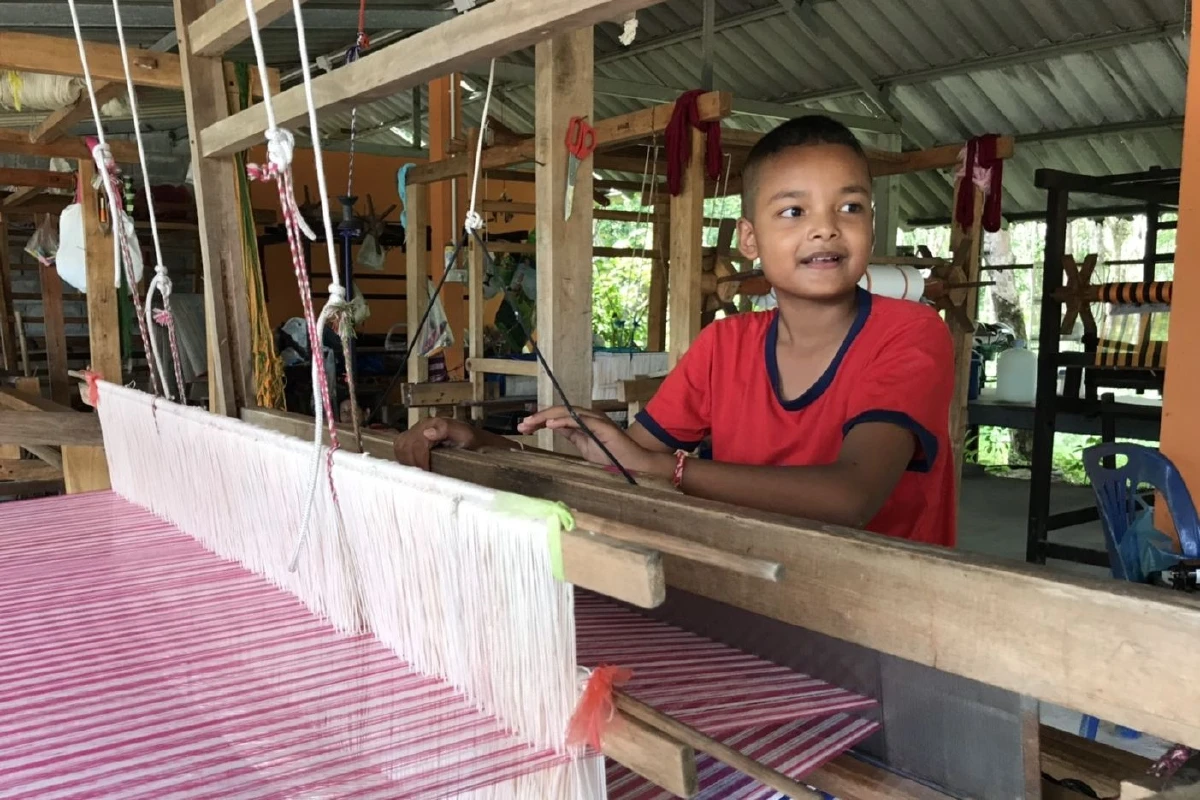 สุดยอด!เด็กชาย12ขวบใช้เวลาว่างปิดเทอมทอผ้าหารายได้เสริมช่วยครอบครัว