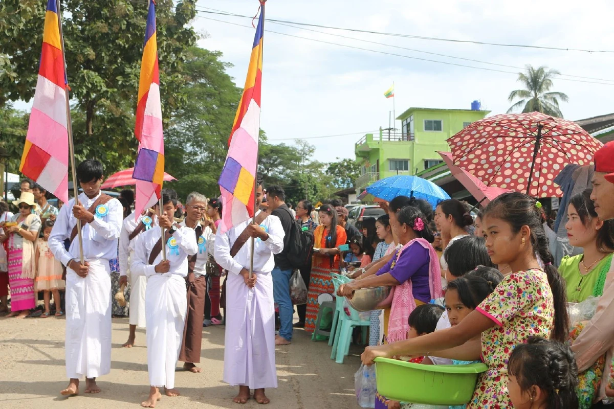 พญาตองซูตรงข้ามด่านเจดีย์สามองค์จัดพิธีตักบาตรเทโวออกพรรษา