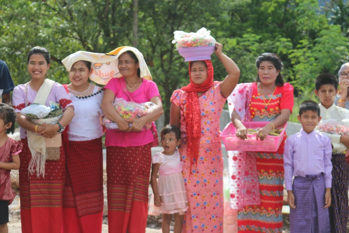 พญาตองซูตรงข้ามด่านเจดีย์สามองค์จัดพิธีตักบาตรเทโวออกพรรษา