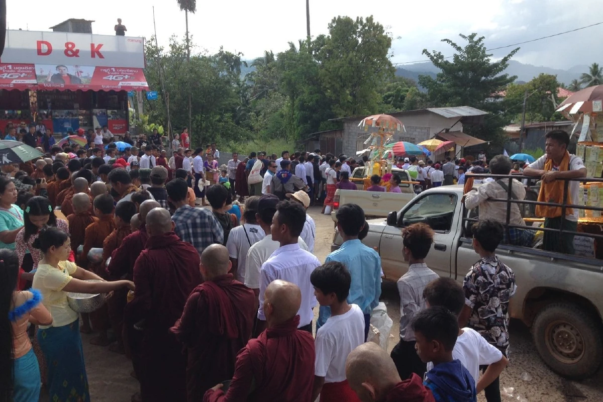 พญาตองซูตรงข้ามด่านเจดีย์สามองค์จัดพิธีตักบาตรเทโวออกพรรษา