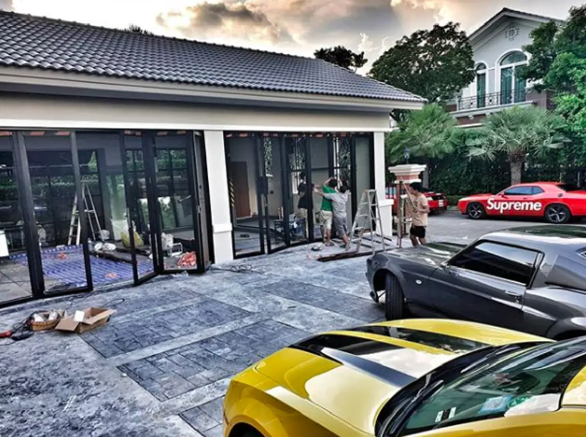 ”ดีเจเพชรจ้า” ยอมทุบโรงเก็บรถ เพื่อทำห้องกระจกเก็บรถเข็นให้ “น้องไทก้า”