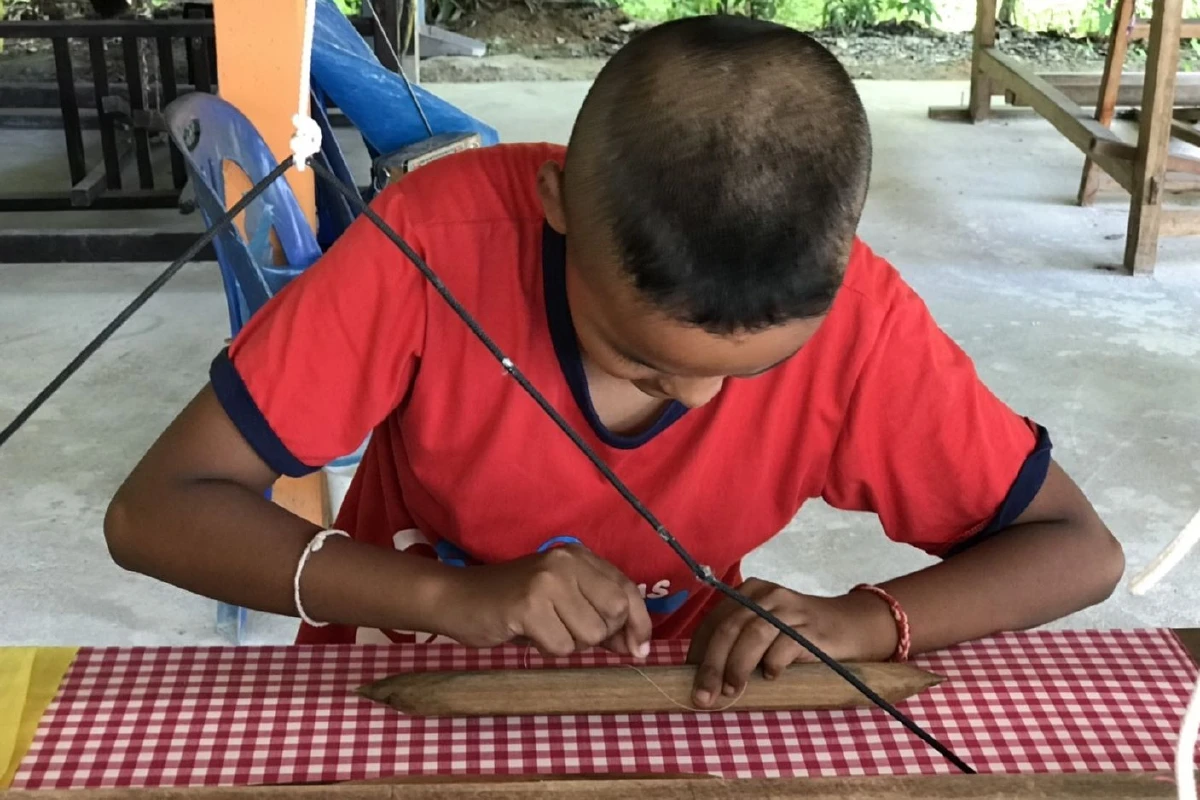 สุดยอด!เด็กชาย12ขวบใช้เวลาว่างปิดเทอมทอผ้าหารายได้เสริมช่วยครอบครัว