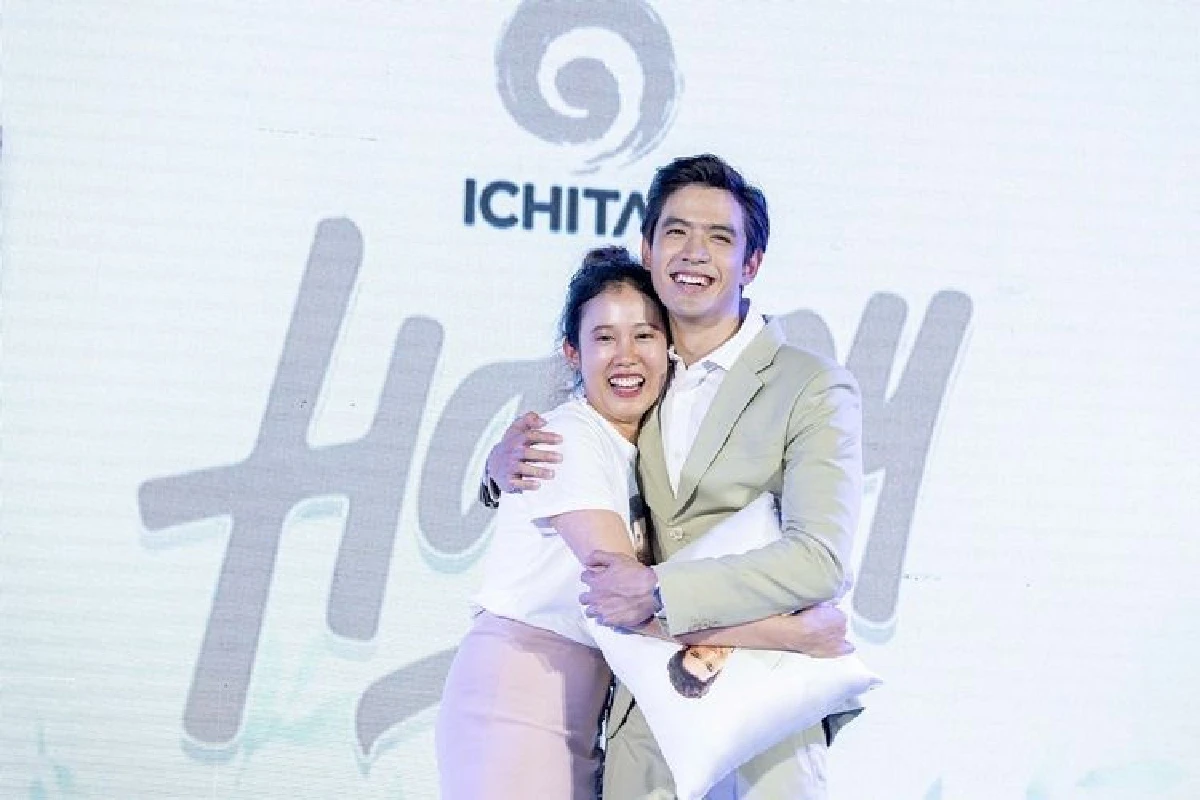 "ฟิล์ม ธนภัทร" ฮอตไม่หยุด คว้าพรีเซนเตอร์ "อิชิตัน แฮปปี้" ชาเขียวรสผลไม้น้องใหม่  ควบตำแหน่ง #สามีแห่งความแฮปปี้ ที่สาวๆ พร้อมใจติดแฮชแท็กให้ทั้งประเทศ