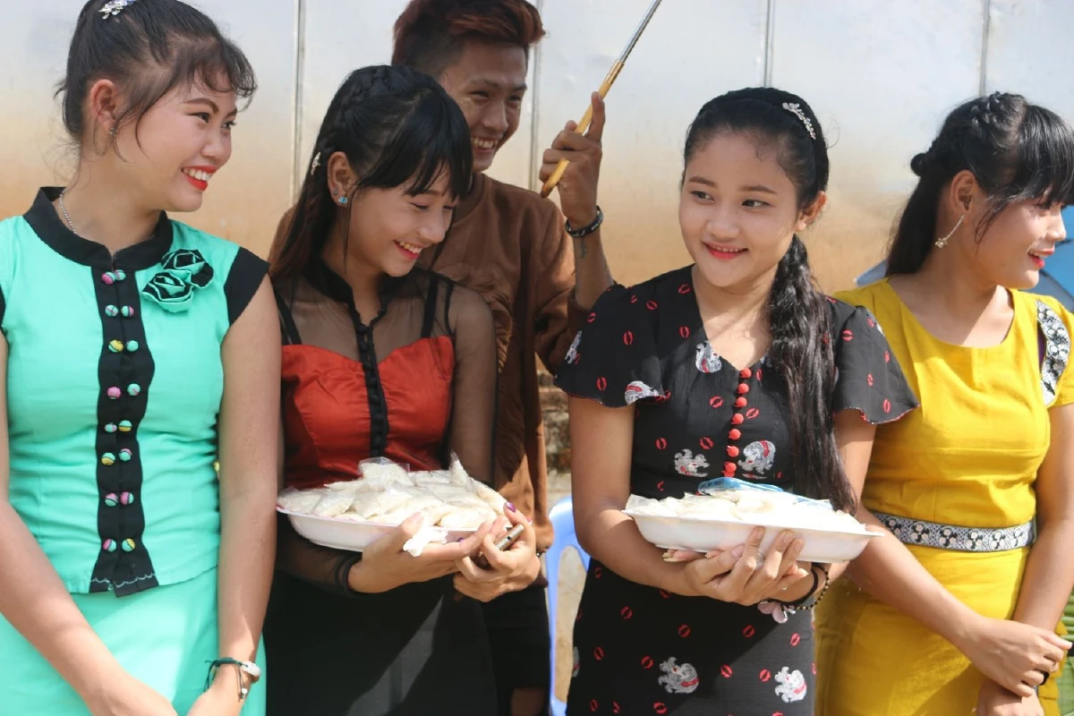 พญาตองซูตรงข้ามด่านเจดีย์สามองค์จัดพิธีตักบาตรเทโวออกพรรษา