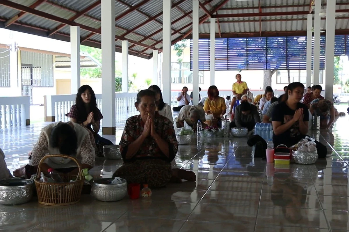 ชาวขอนแก่นทำกับข้าวใส่บาตรทำบุญวันออกพรรษา