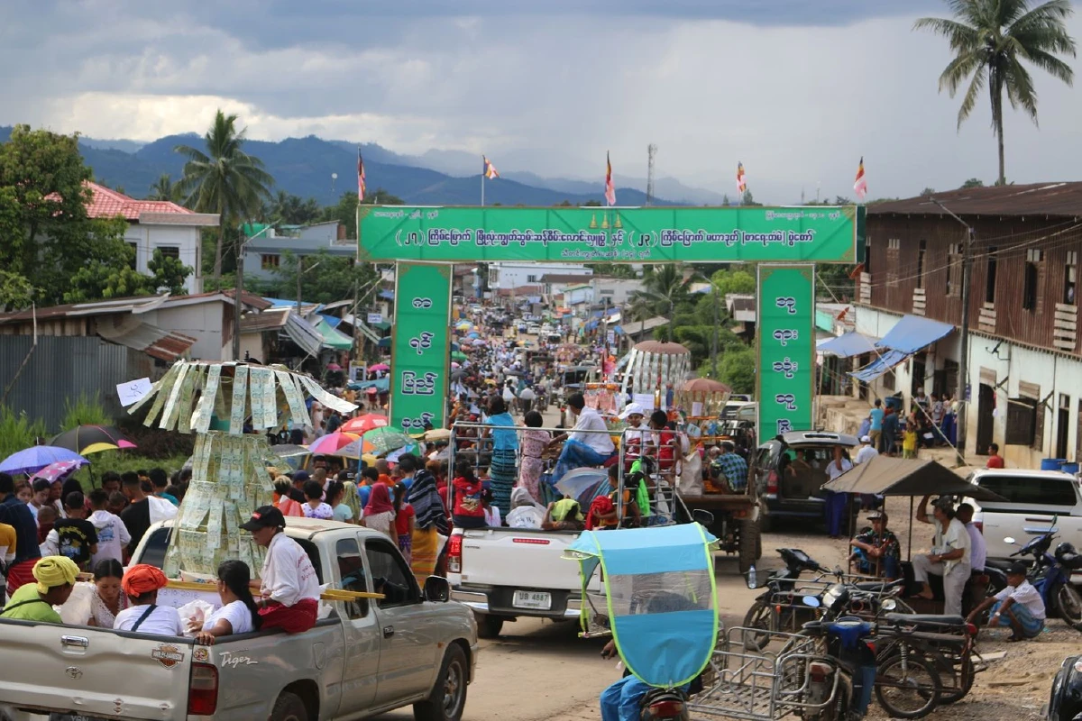 พญาตองซูตรงข้ามด่านเจดีย์สามองค์จัดพิธีตักบาตรเทโวออกพรรษา