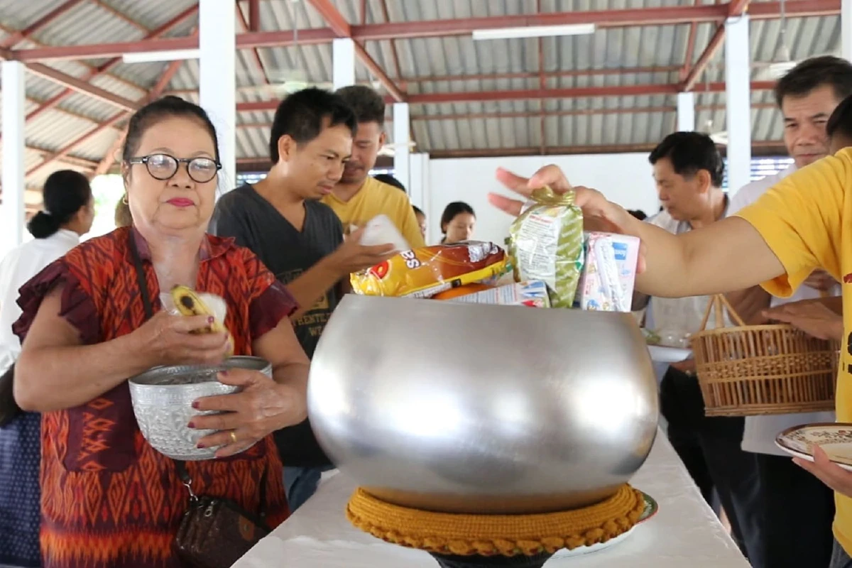 ชาวขอนแก่นทำกับข้าวใส่บาตรทำบุญวันออกพรรษา