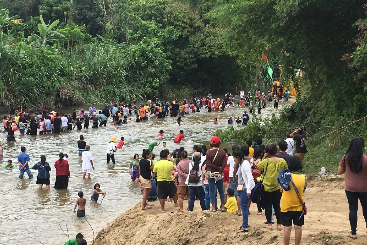 หนึ่งเดียวในโลก"ชักพระทางน้ำ"ที่นครศรีฯประเพณีสร้างความสามัคคี