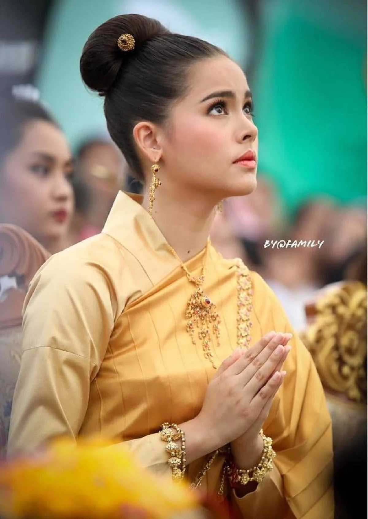 งดงามอ่อนช้อย! ญาญ่า อุรัสยา ร่ายรำนาคาศรัทธาในงานบั้งไฟพญานาค