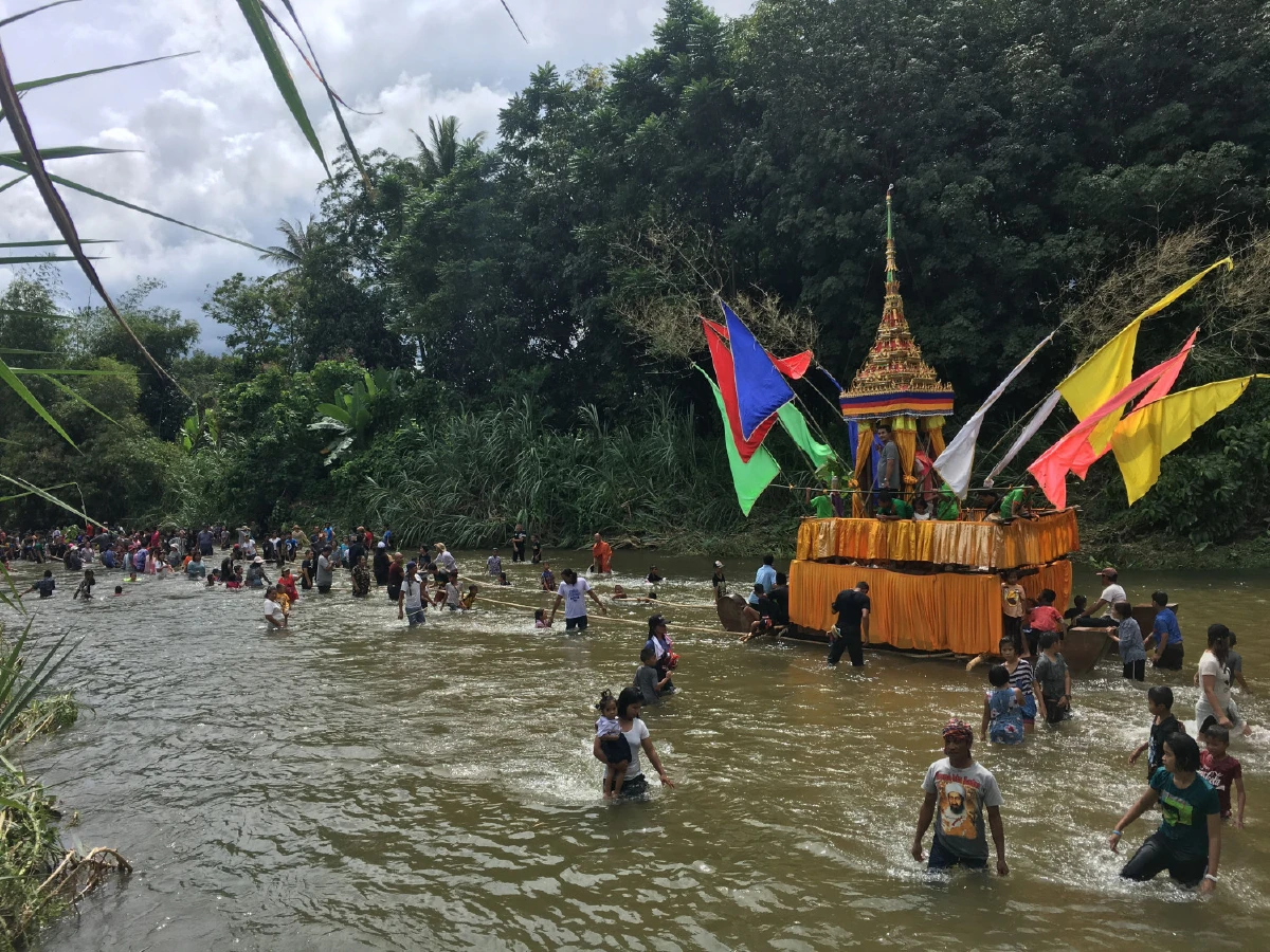 หนึ่งเดียวในโลก"ชักพระทางน้ำ"ที่นครศรีฯประเพณีสร้างความสามัคคี