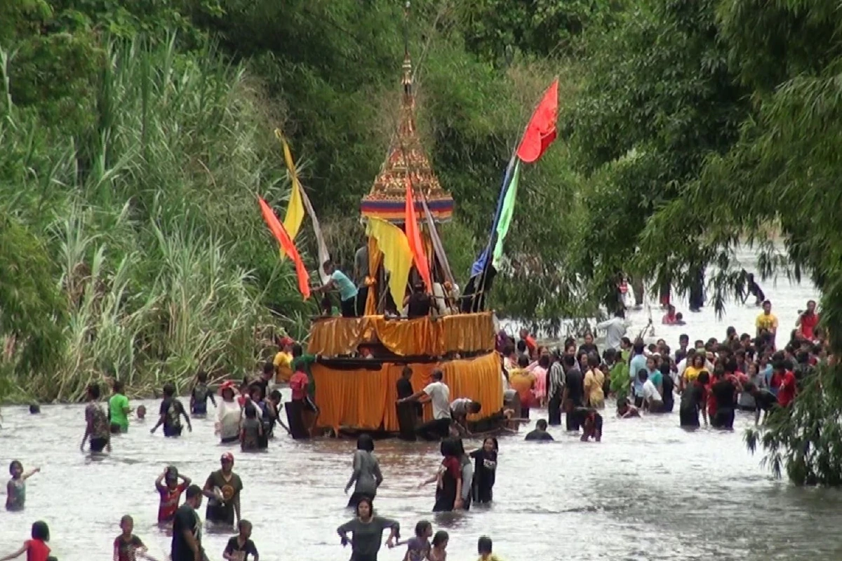 หนึ่งเดียวในโลก"ชักพระทางน้ำ"ที่นครศรีฯประเพณีสร้างความสามัคคี