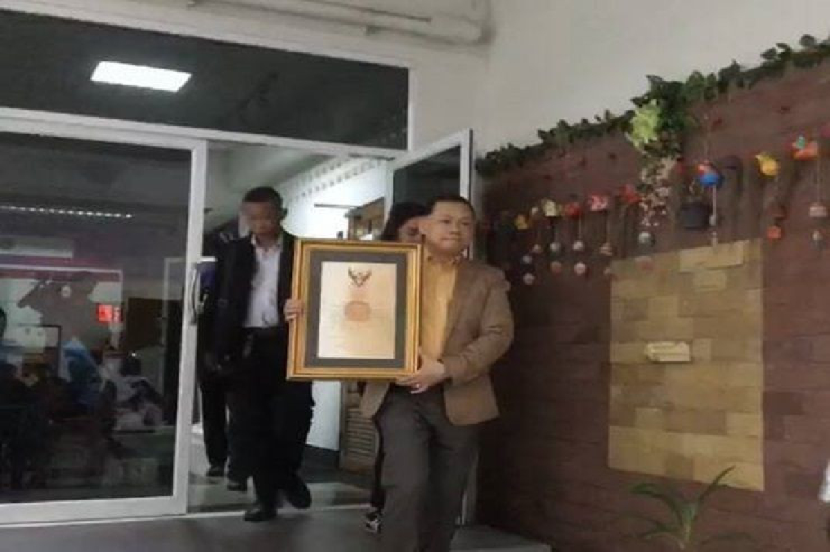 สันธนะ คืนเครื่องราชฯ-ยศตำรวจลั่นพร้อมเล่นการเมือง สันธนะ คืนเครื่องราชฯ-ยศตำรวจลั่นพร้อมเล่นการเมือง