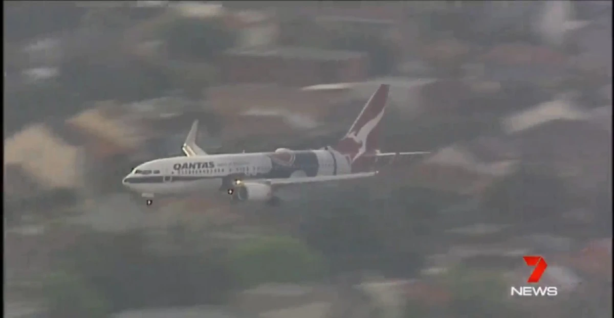 ระทึก! เครื่องบินพระที่นั่งเจ้าแฮร์รี่-พระชายา ยกเลิกลงจอดกะทันหัน