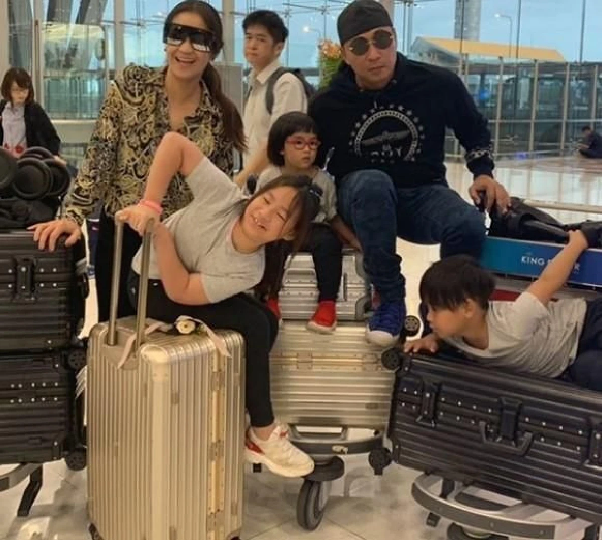 น้องออกัส พูดอังกฤษคล่องปร๋อ! ช่วยครอบครัวได้มากเวลาเที่ยวต่างประเทศ (คลิป)