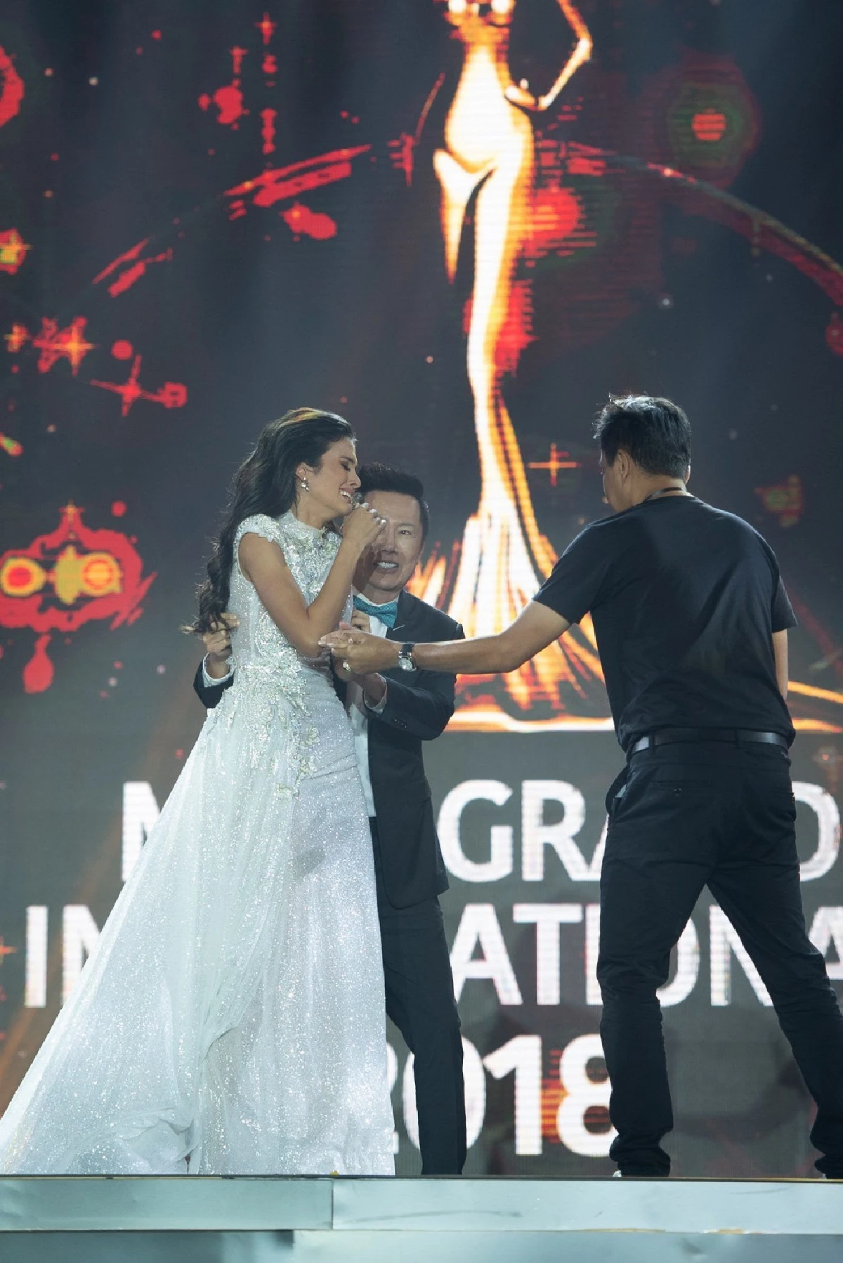 สาวงามปารากวัย ดีใจจนเป็นลมล้มคาเวที! หลังทราบผลเป็นผู้ชนะมิสแกรนด์ฯ 2018