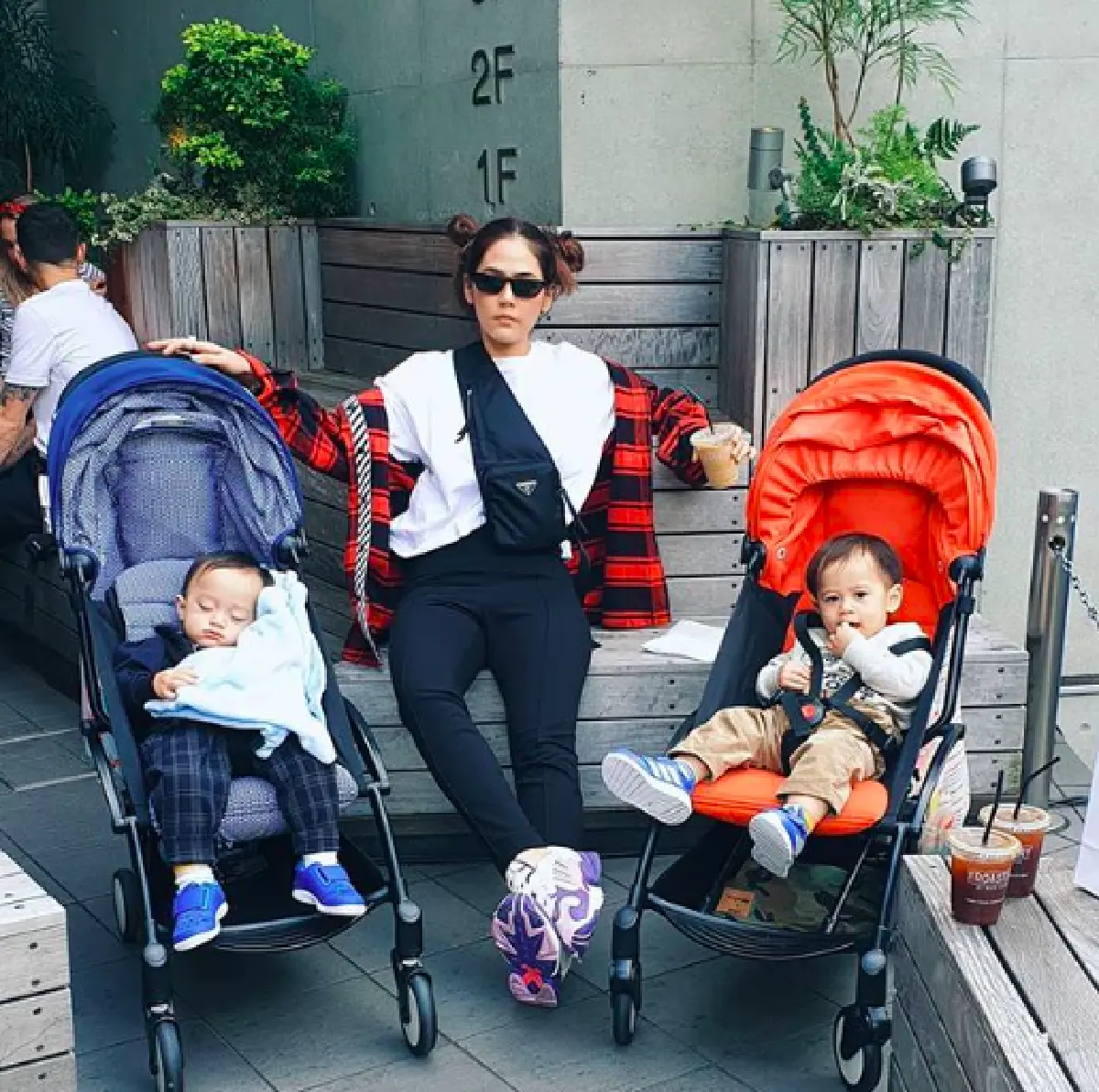 ซูมคอสตูม “ชมพู่ อารยา” จัดเต็มแฟชั่นทริปญี่ปุ่น แม้กระเตงลูกเที่ยวด้วยก็ไม่หวั่น
