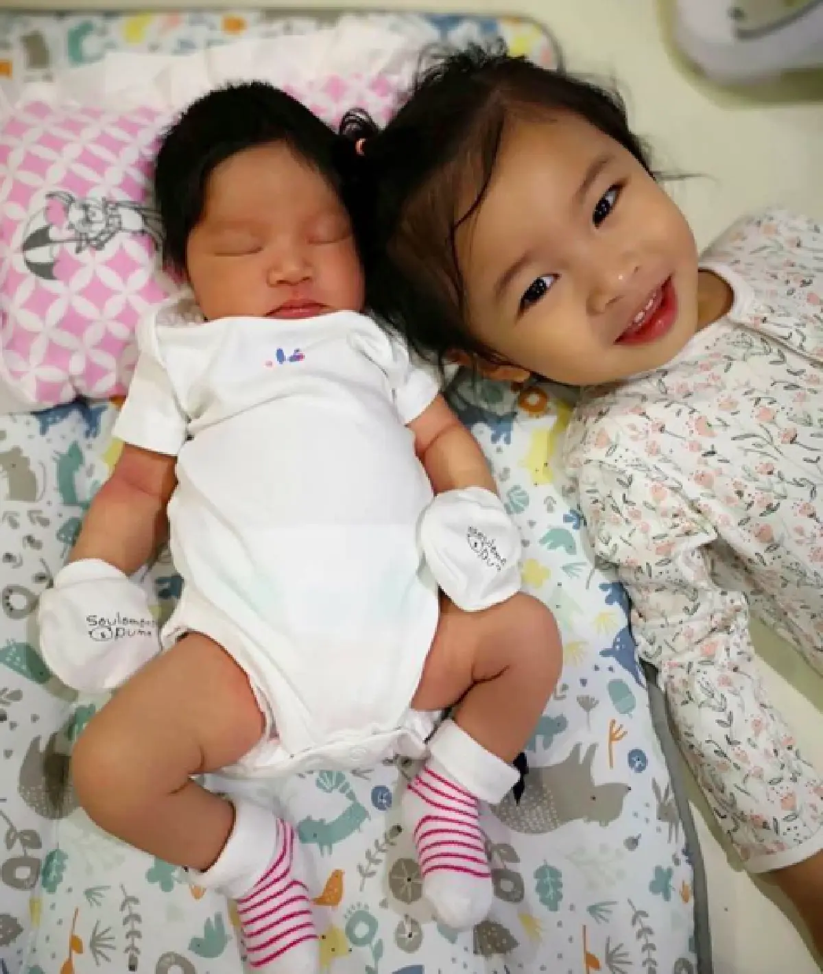 “น้องปริม-น้องปราง” ลูกสาวสุดคิ้วท์ของ “พ่อมิค-แม่เบนซ์” ถ่ายแบบคู่กันครั้งแรก น่ารักมาก