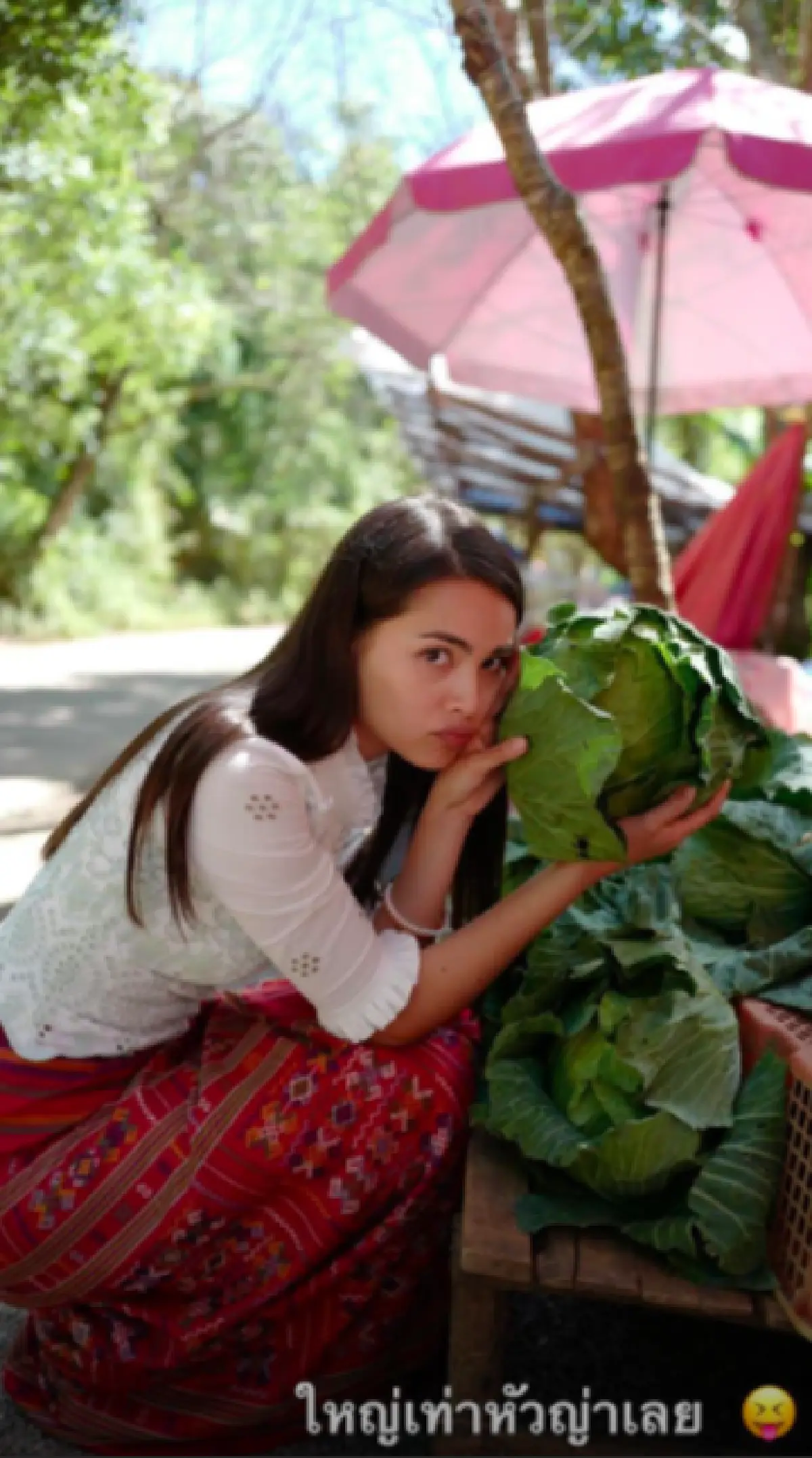 “ญาญ่า” นุ่งผ้าซิ่นไตลื้อ เดินสายทำบุญทอดกฐินที่วัดภูทับเบิก