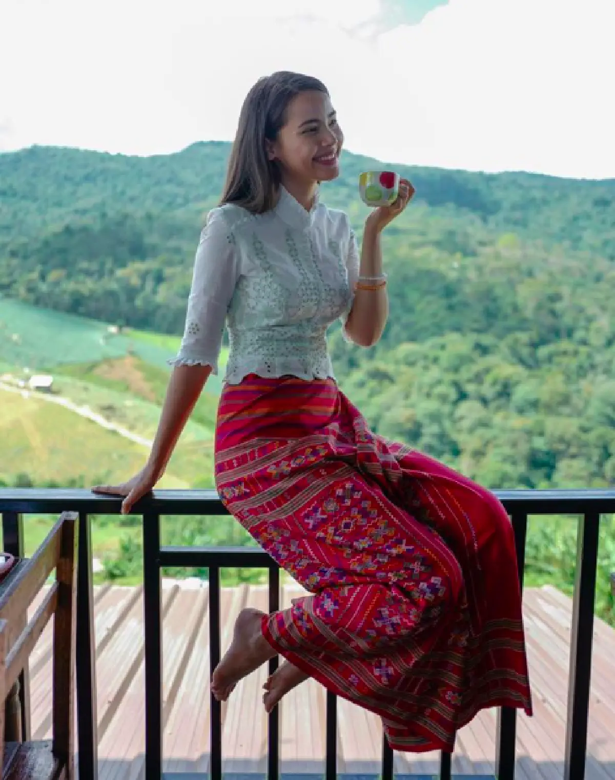 “ญาญ่า” นุ่งผ้าซิ่นไตลื้อ เดินสายทำบุญทอดกฐินที่วัดภูทับเบิก