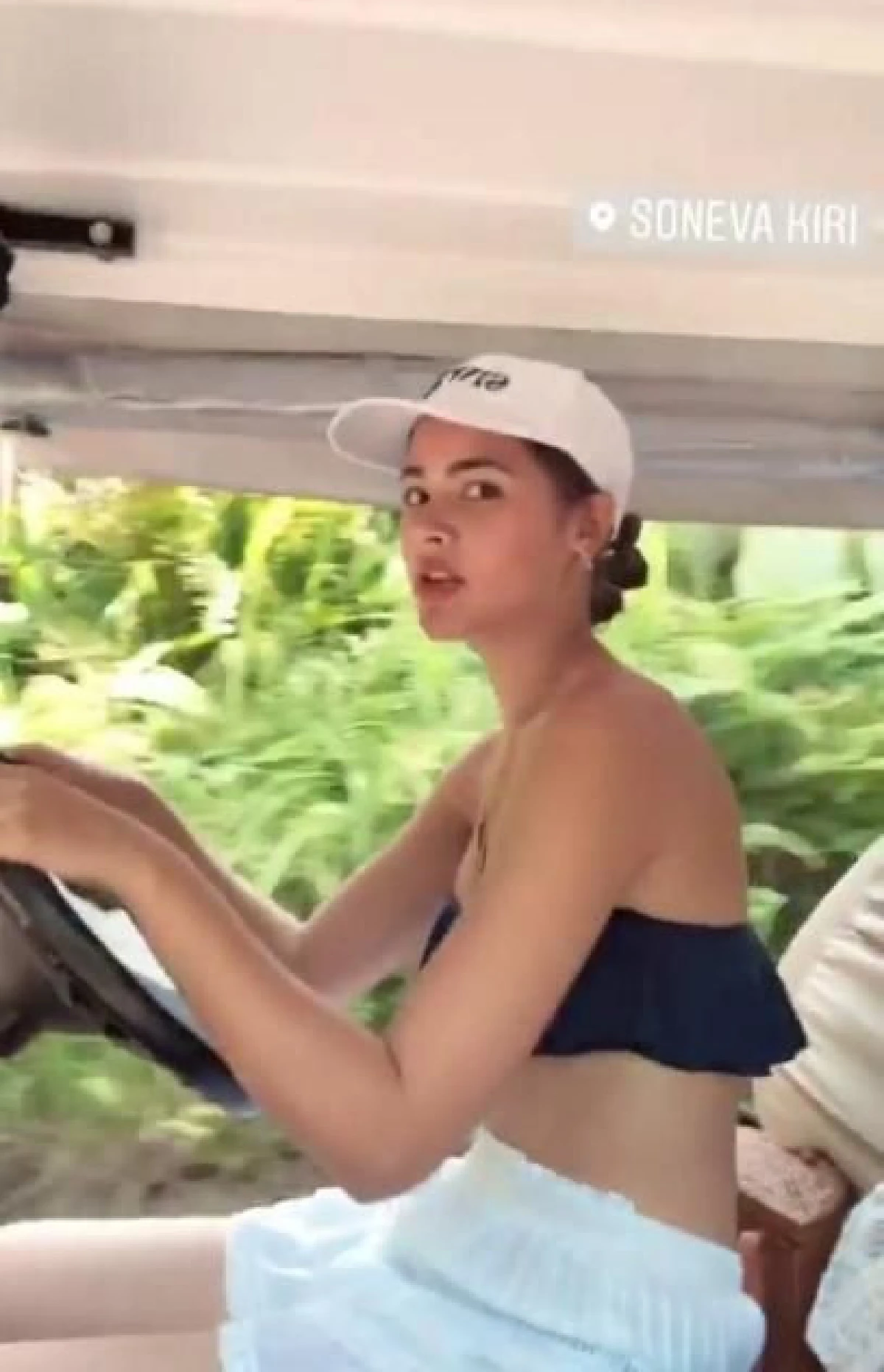 ญาญ่า อุรัสยา ขอเซ็กซี่นานๆที สวมชุดเกาะอกตัวจิ๋วเที่ยวทะเลเกาะกูด