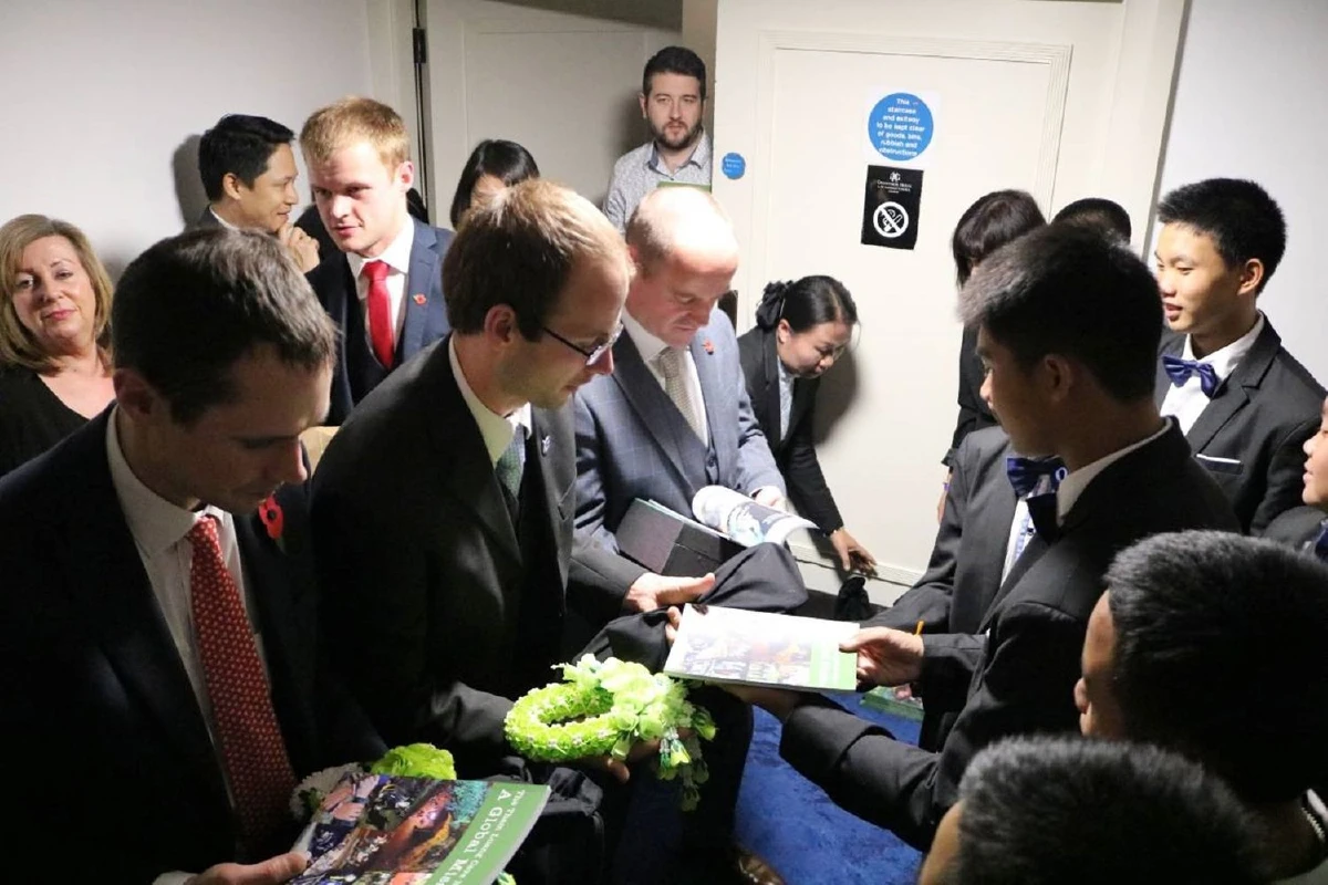 ชมภาพประทับใจทีมหมูป่าพบ5นักดำน้ำอังกฤษ