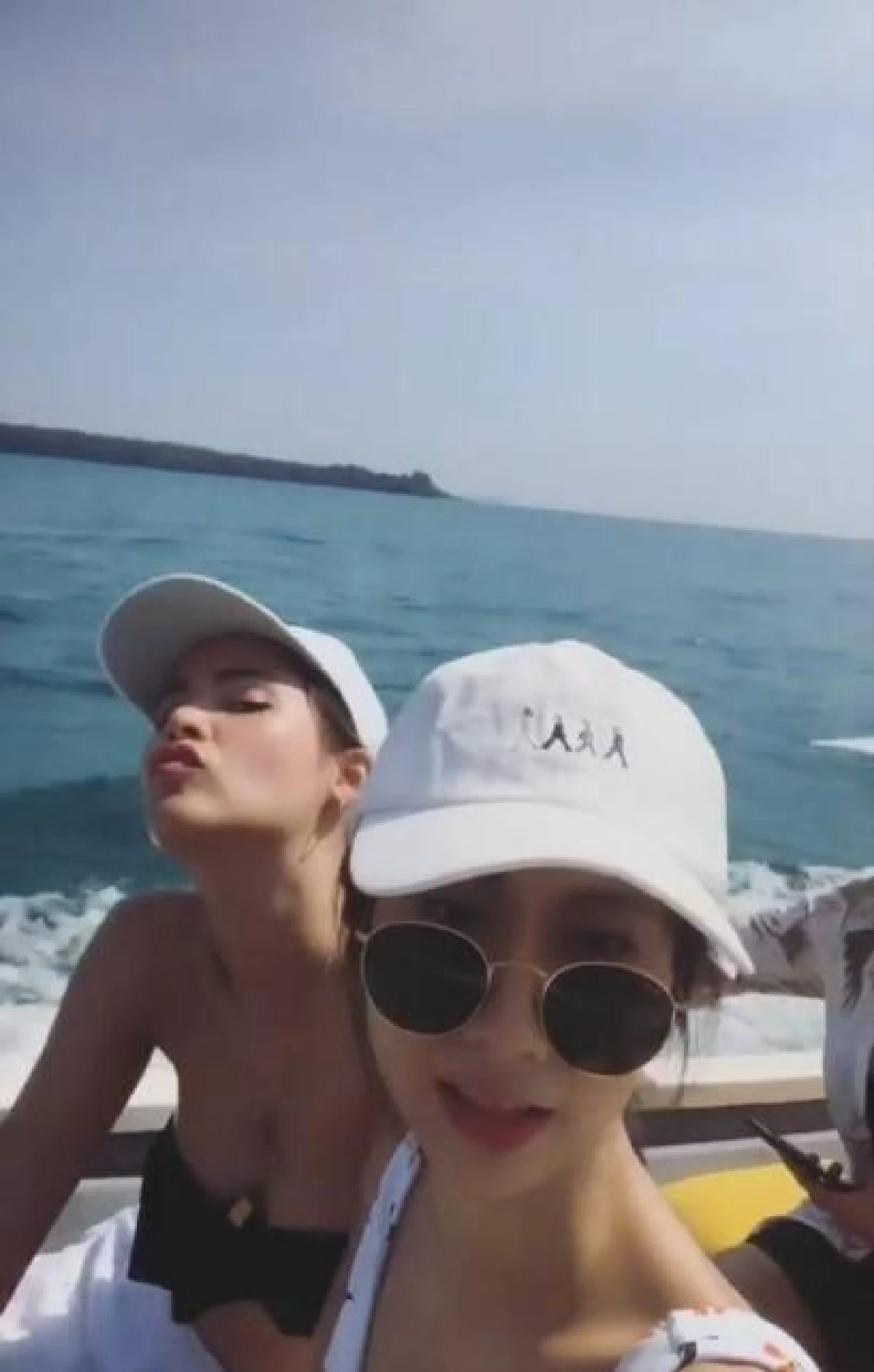 ญาญ่า อุรัสยา ขอเซ็กซี่นานๆที สวมชุดเกาะอกตัวจิ๋วเที่ยวทะเลเกาะกูด