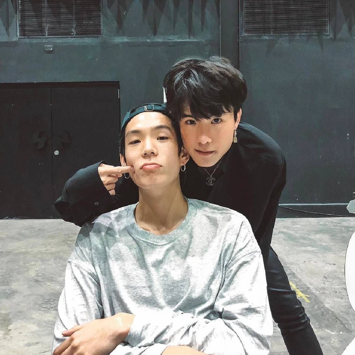 เขินแทนไม่ไหวแล้ว! เจเจ-เจมส์ โชว์หวานผลัดกันจุ๊บให้รู้ว่ารัก (คลิป)