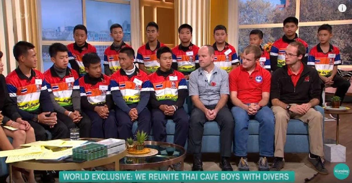 โมเมนต์ประทับใจ! "ทีมหมูป่า"ไหว้ขอบคุณ-สวมกอดนักดำน้ำอังกฤษในรายการทอล์คโชว์