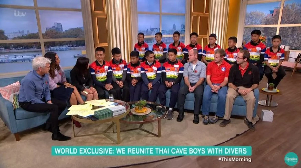 โมเมนต์ประทับใจ! "ทีมหมูป่า"ไหว้ขอบคุณ-สวมกอดนักดำน้ำอังกฤษในรายการทอล์คโชว์