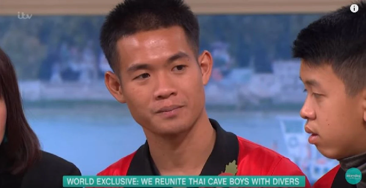 โมเมนต์ประทับใจ! "ทีมหมูป่า"ไหว้ขอบคุณ-สวมกอดนักดำน้ำอังกฤษในรายการทอล์คโชว์