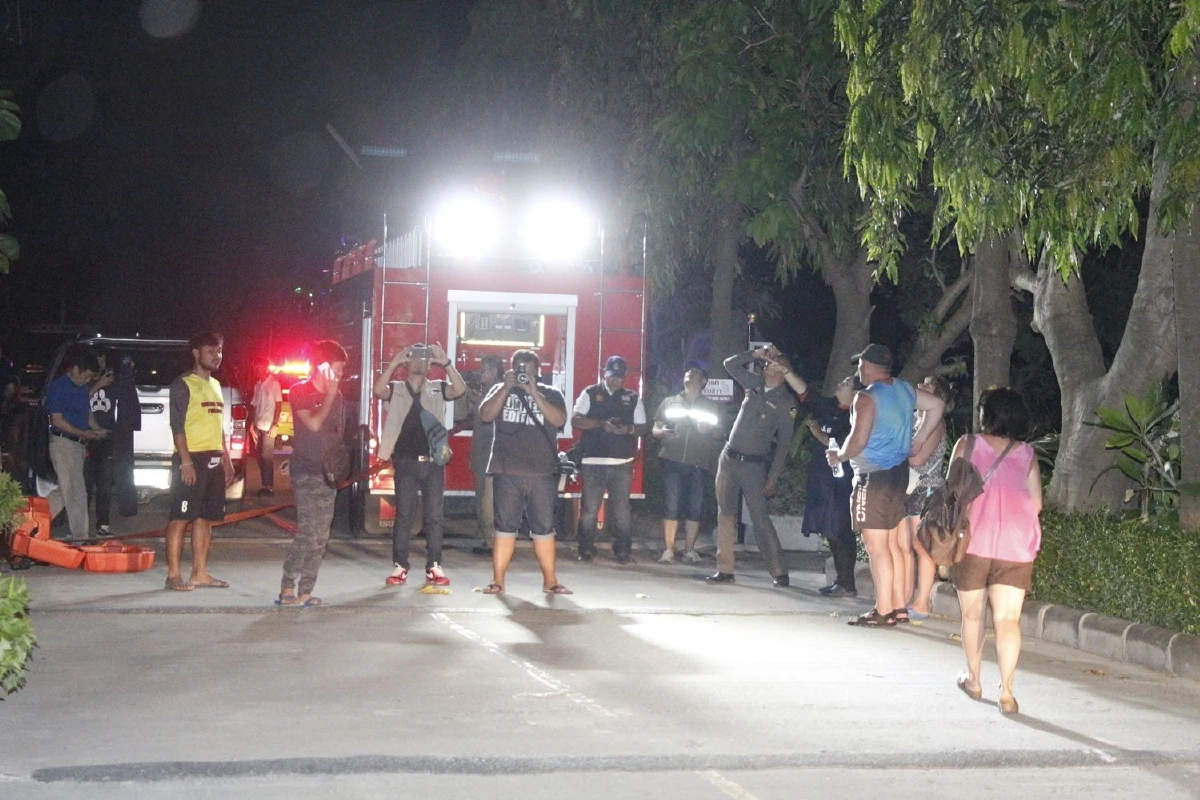 ไฟไหม้โรงแรมดังริมหาดจอดเทียนนักท่องเที่ยวหนีกระเจิง
