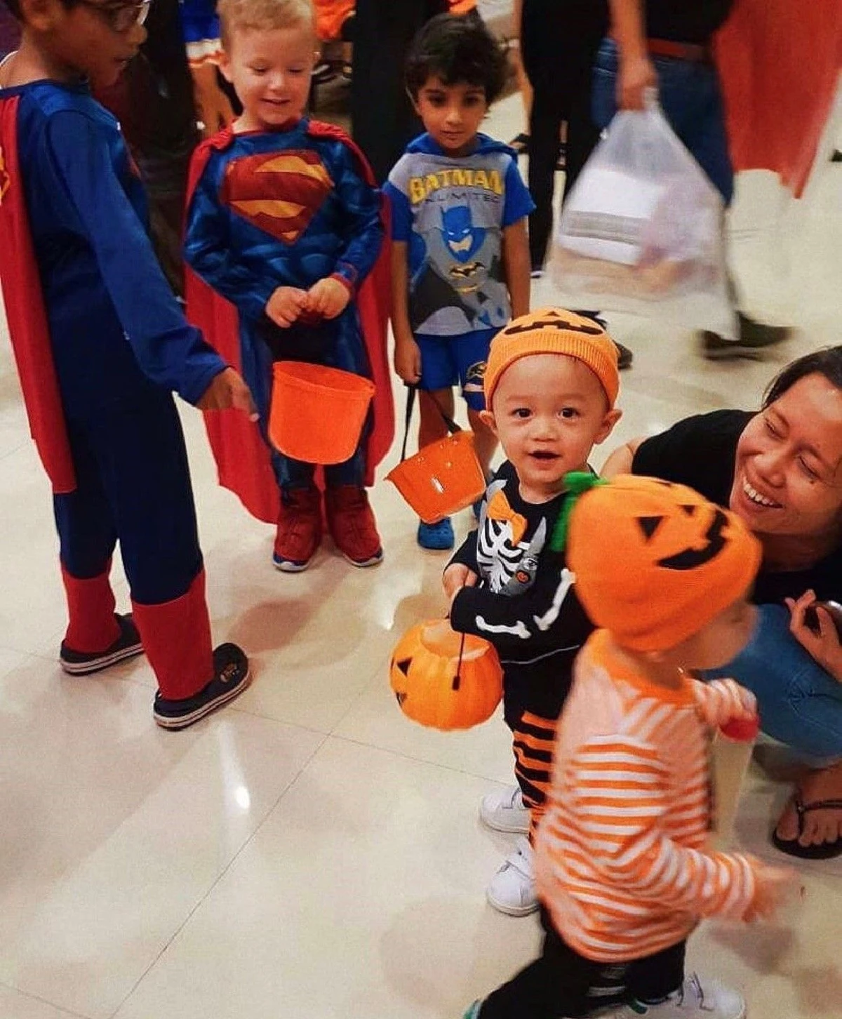 ส่องปาร์ตี้ฮาโลวีนปีแรกของ สายฟ้า-พายุ จัดเต็มความน่ารักในชุดผีฟักทอง