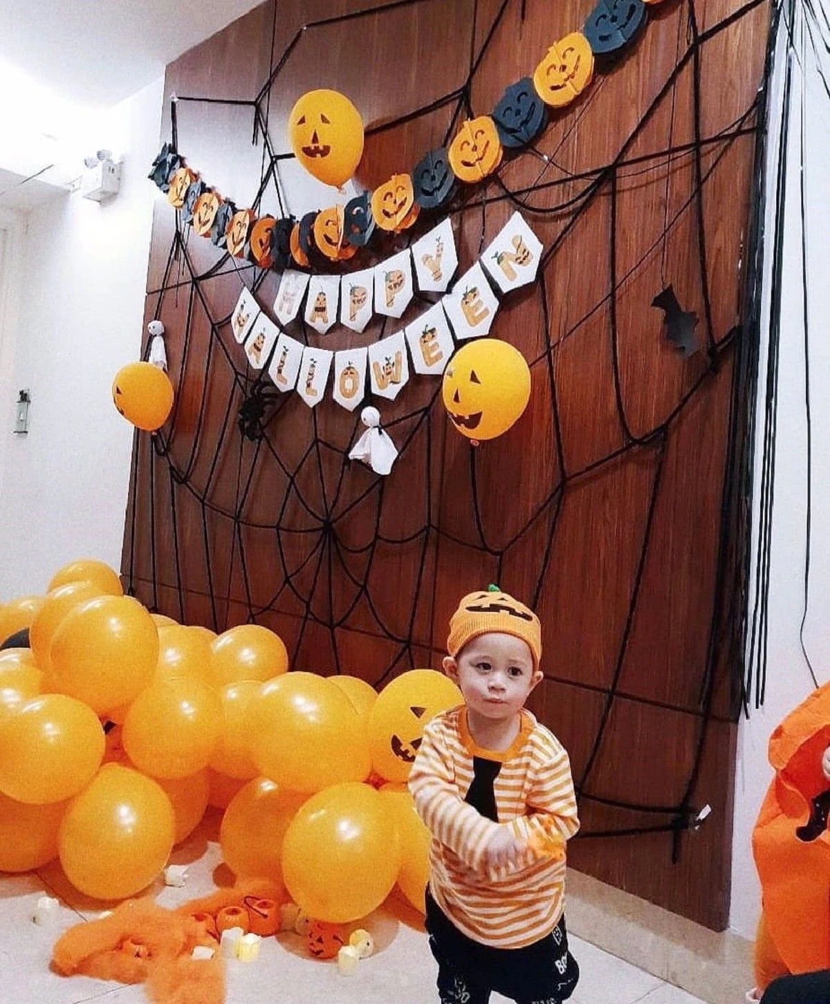 ส่องปาร์ตี้ฮาโลวีนปีแรกของ สายฟ้า-พายุ จัดเต็มความน่ารักในชุดผีฟักทอง