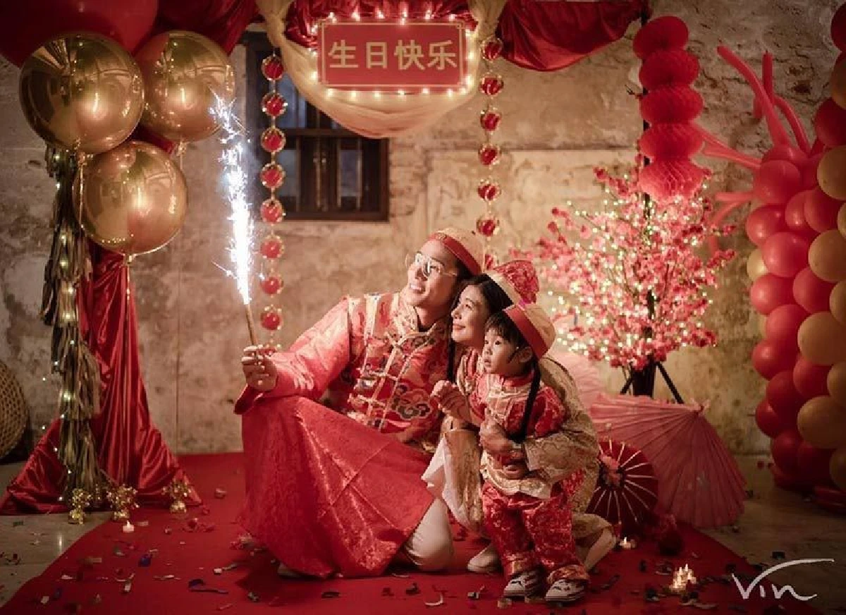 ทุ่มทุนสร้าง! กุ๊บกิ๊บ แต่งชุดจีนทั้งบ้าน เชิดมังกรฉลองวันเกิดให้ บี้ เคพีเอ็น