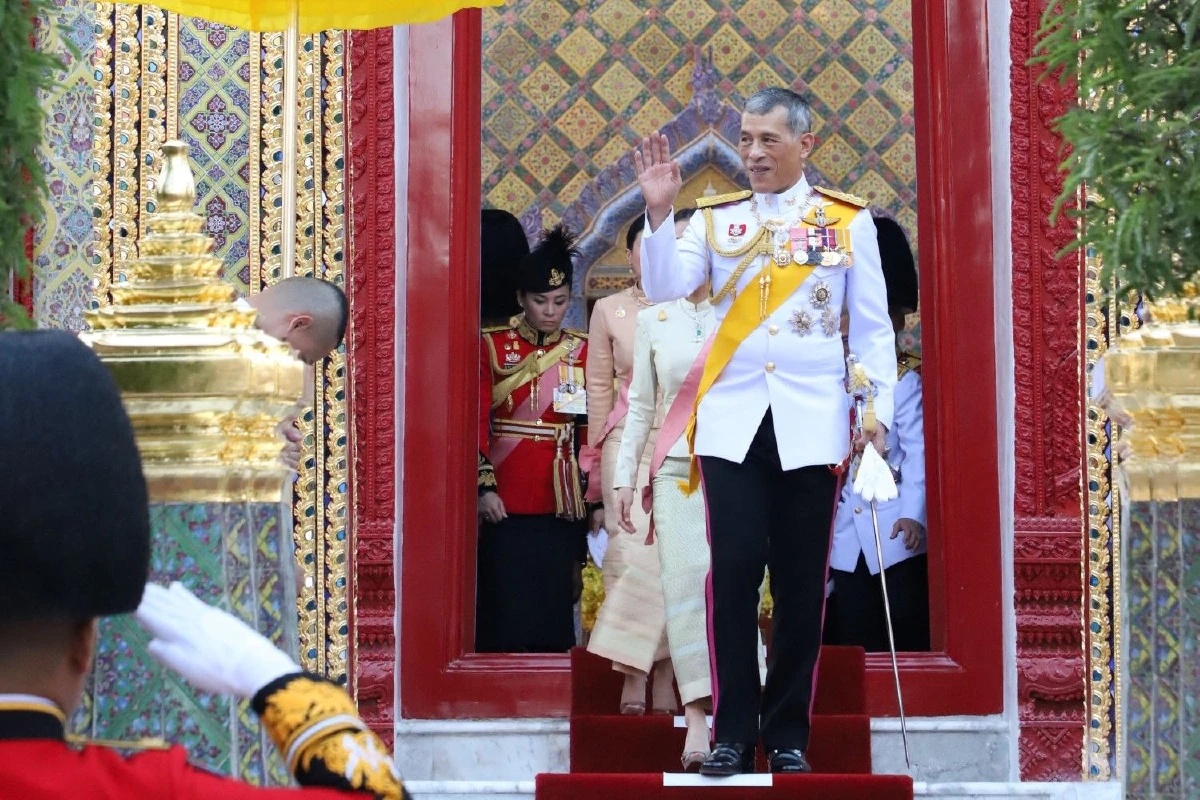 "สมเด็จพระเจ้าอยู่หัว"เสด็จฯทรงถวายผ้าพระกฐิน
