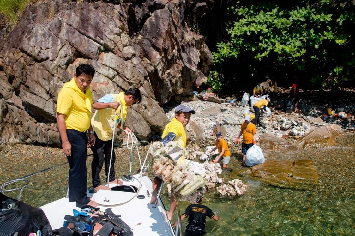 พลาสติก-โฟมเกลื่อนเกาะช้างผู้ว่าฯตราดระดมจิตอาสาเก็บกวาด