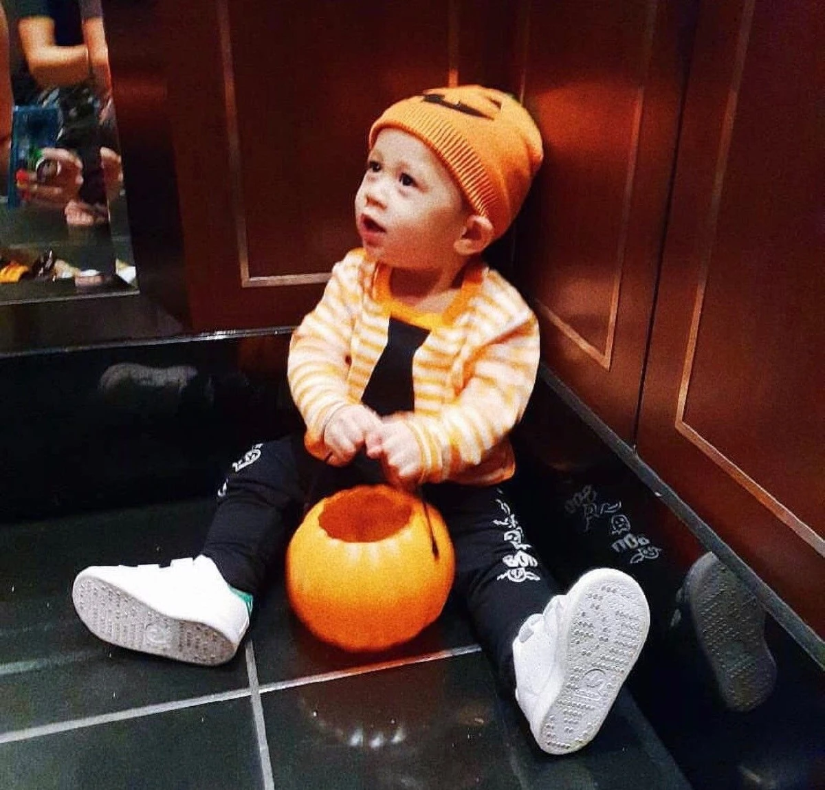 ส่องปาร์ตี้ฮาโลวีนปีแรกของ สายฟ้า-พายุ จัดเต็มความน่ารักในชุดผีฟักทอง