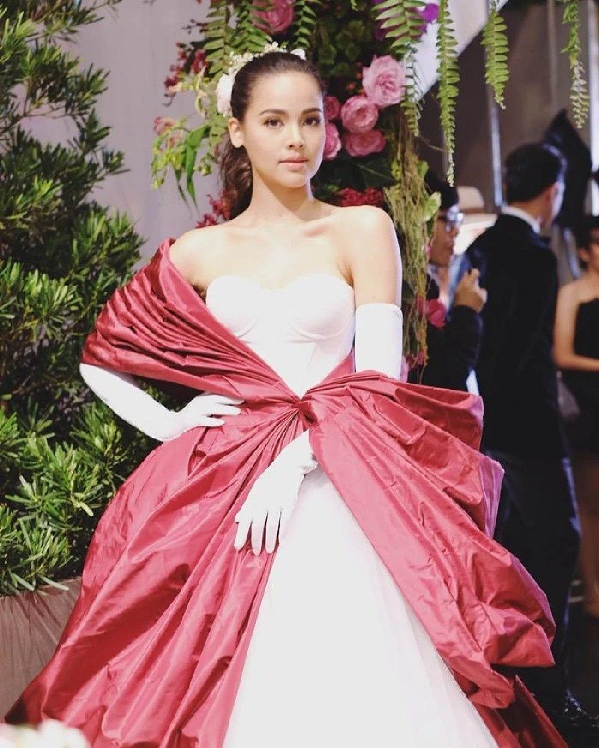 ส่องภาพ ญาญ่า อุรัสยา ในชุดราตรีสุดหรูหราสวยสง่าดั่งเจ้าหญิง