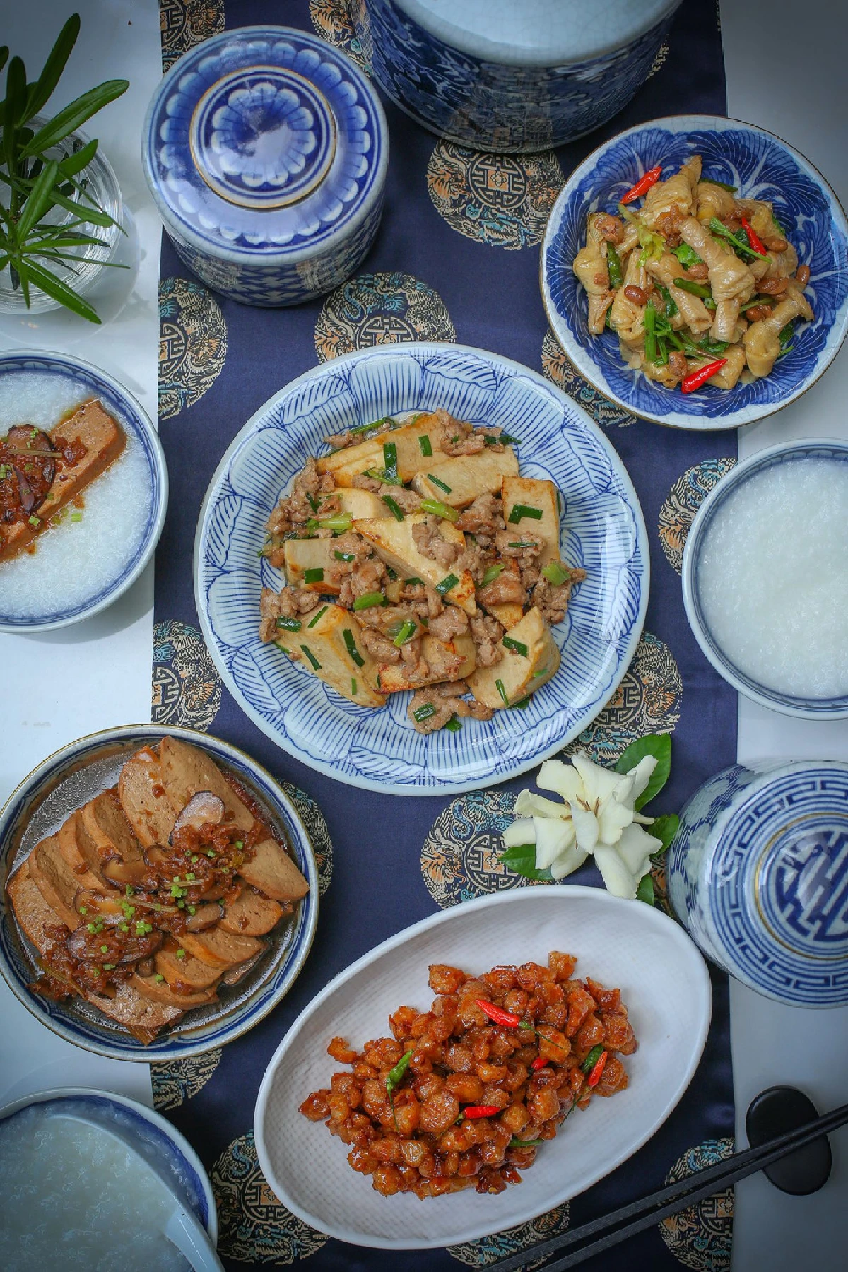 ข้าวต้มกุ๊ย พุ้ยกับแกล้ม เต้าหู้สด ผัดหมูสับต้นหอม