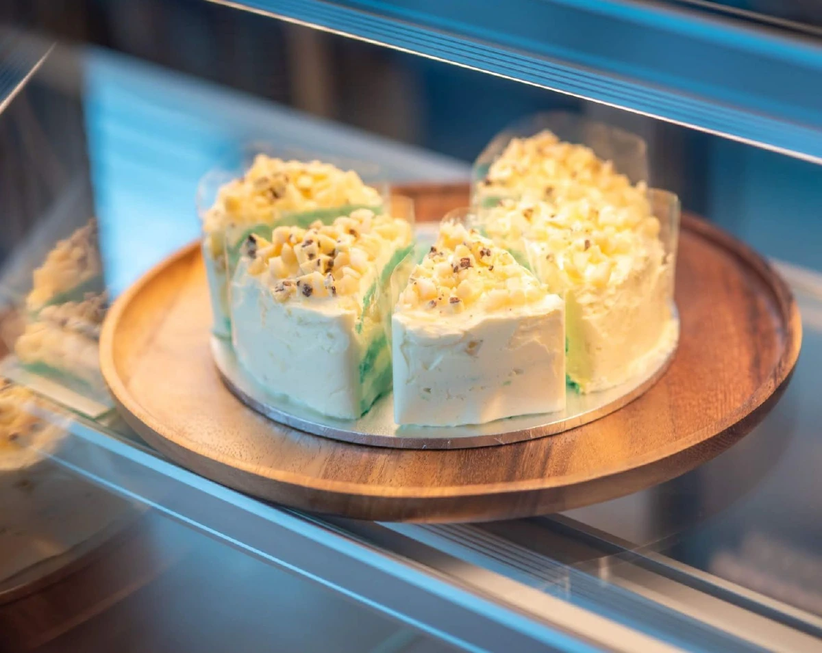 มา นา เด้อ คาเฟ่กลางทุ่งนาเมืองดอกบัว