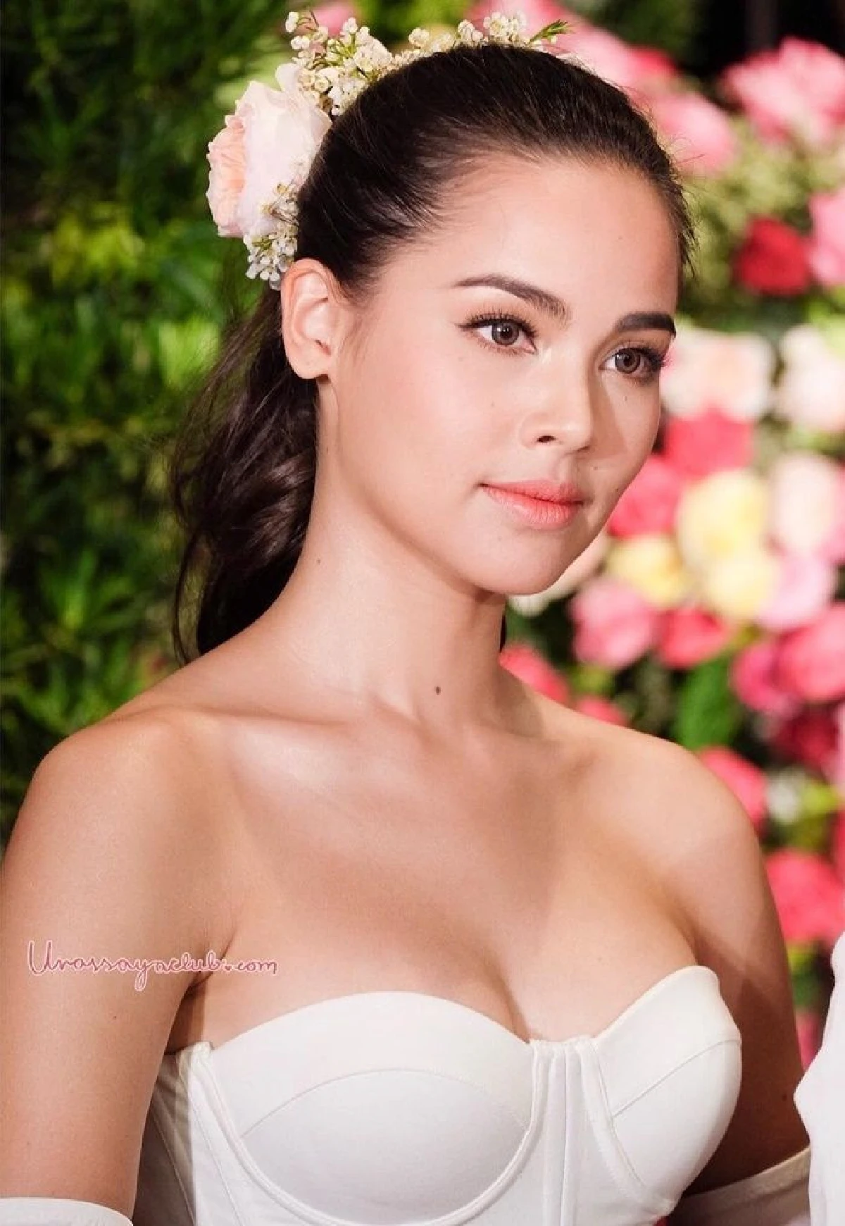ส่องภาพ ญาญ่า อุรัสยา ในชุดราตรีสุดหรูหราสวยสง่าดั่งเจ้าหญิง